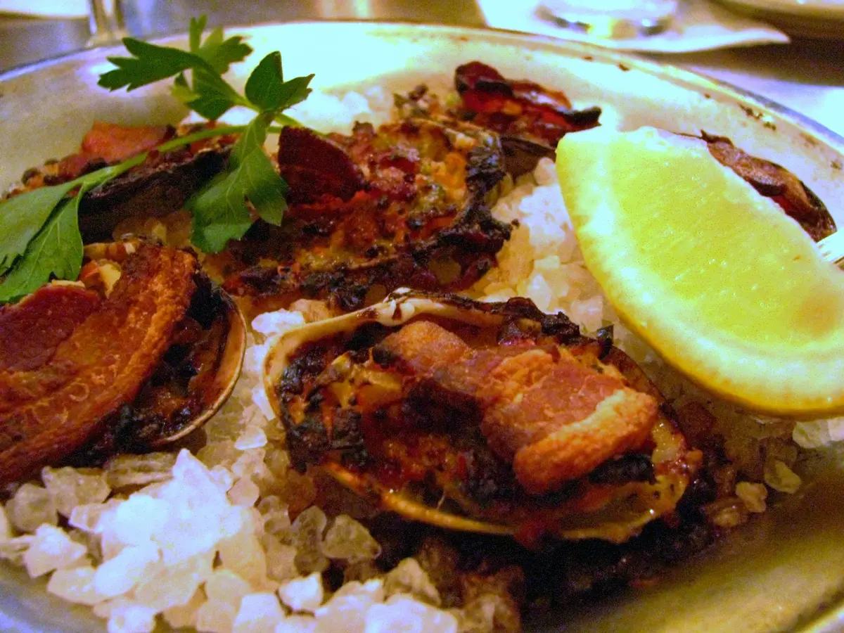 Clams Casino med gratinerade musslor, bacon, citron och persilja